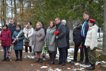 в Угре открыли Аллею памяти в честь земляков-защитников - один из них сотрудник регисполкома «Единой России», погибший в СВО, Алексей Белозерский - фото - 2