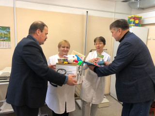 депутат Смоленской областной Думы Игорь Гулицкий и секретарь Угранского местного отделения партии «Единая Россия» Олег Чупинин приняли участие в акции Коробка храбрости - фото - 2